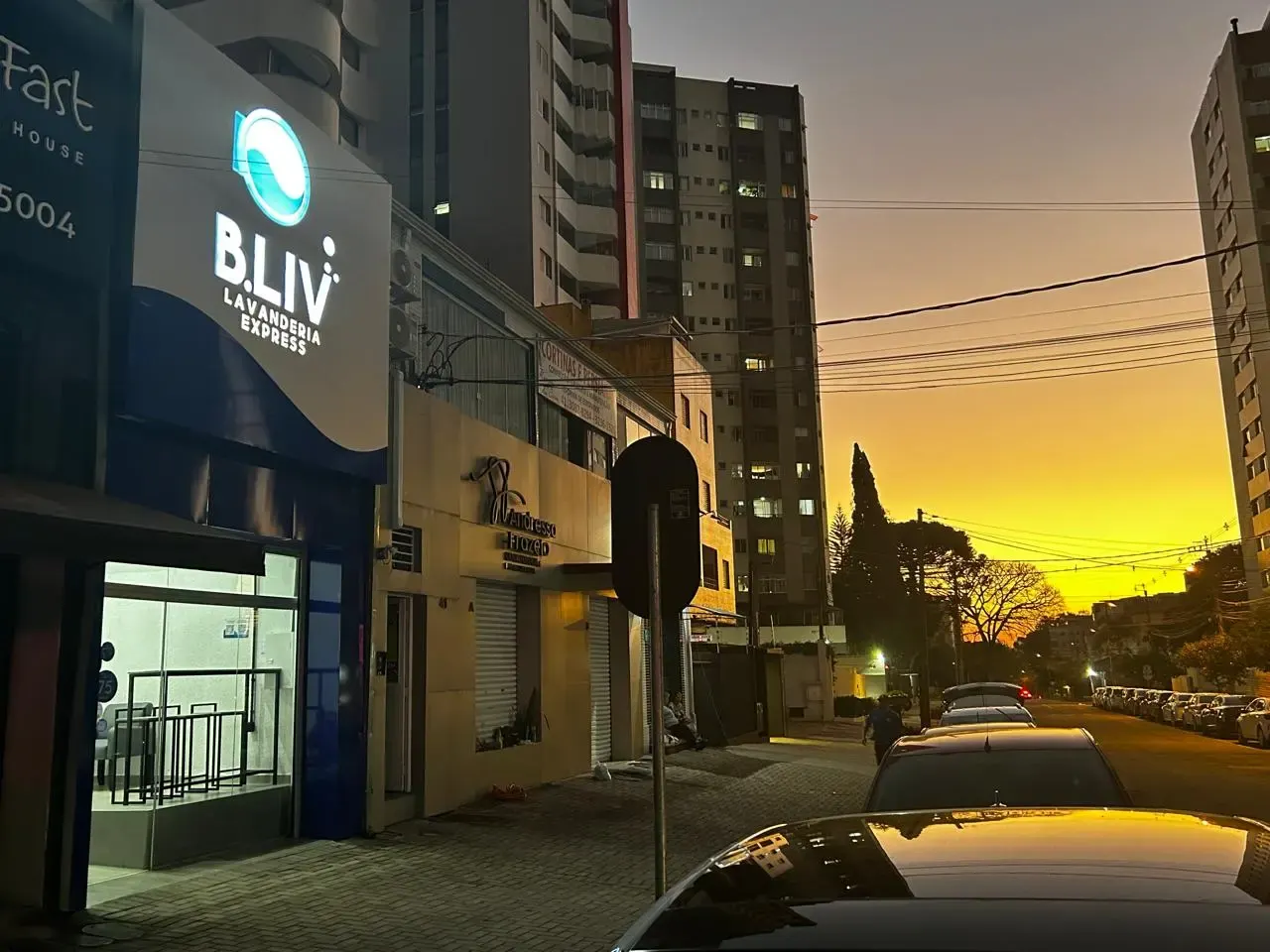 Fachada da B.LIV Lavanderia na Vila Izabel em Curitiba, à noite